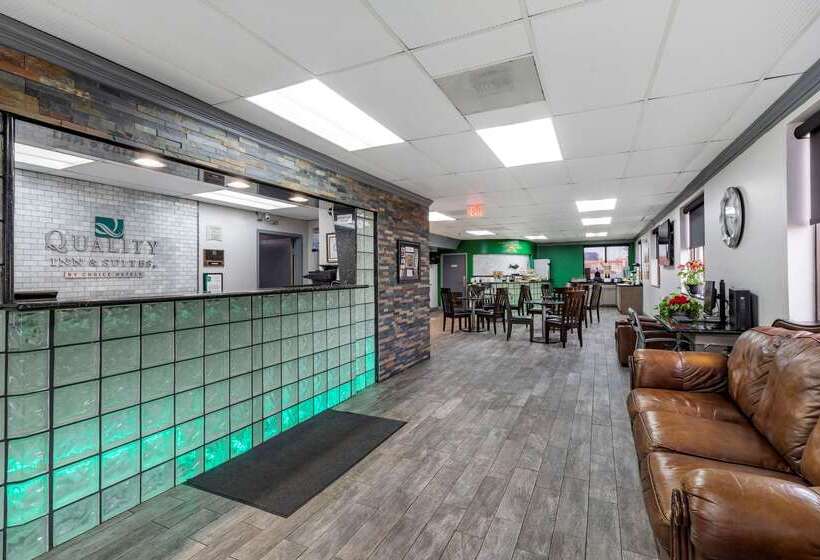 هتل Quality Inn & Suites Ft. Jackson Maingate