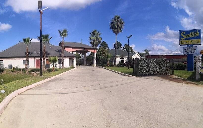 בית מלון כפרי Scottish Inn & Suites Iah West