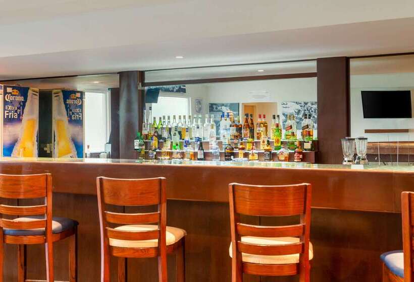 בית מלון כפרי Comfort Inn Monterrey Norte