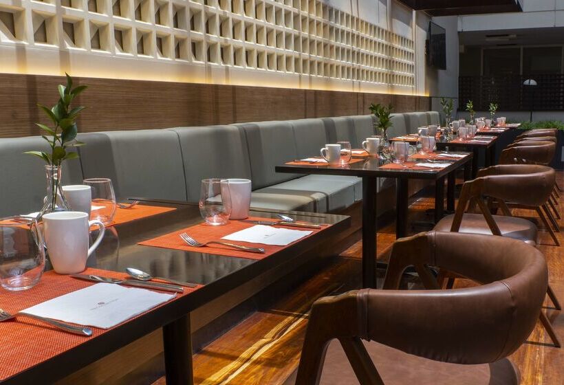 ホテル NH Collection México City Airport T2