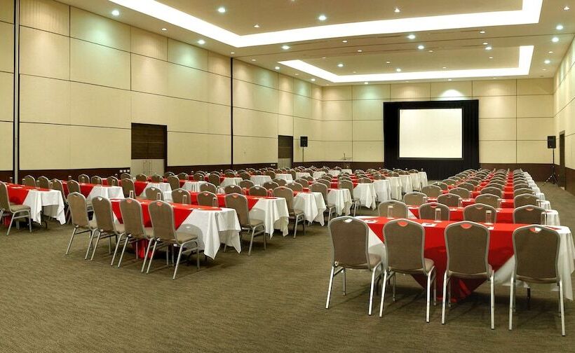 ホテル NH Collection México City Airport T2