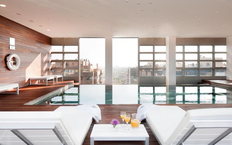 هتل Reina Petronila