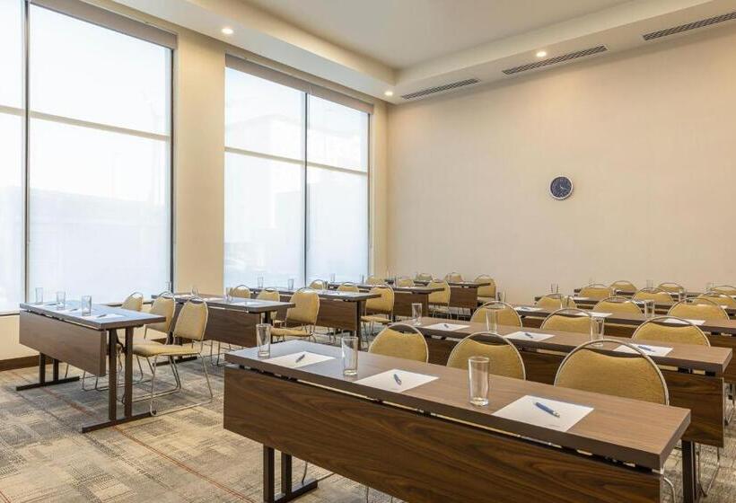 בית מלון כפרי Four Points By Sheraton Monterrey Airport