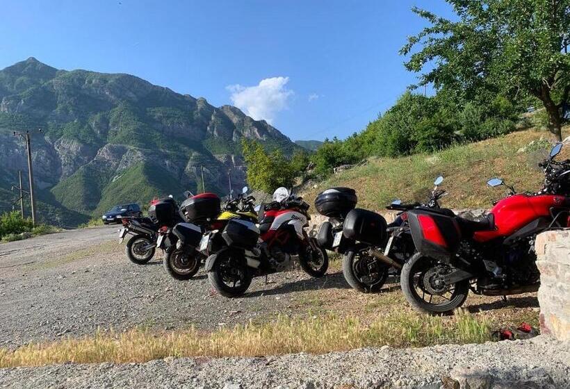 هتل Lugina E Komanit