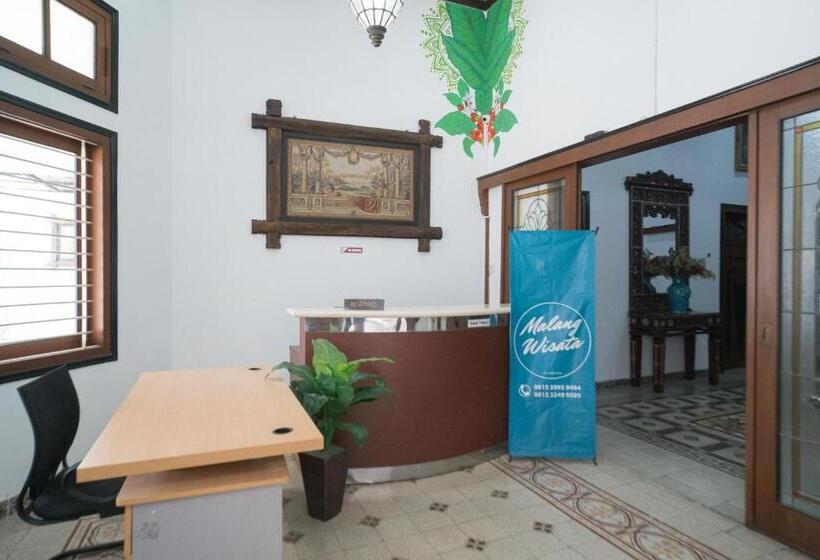 پانسیون Urbanview Hotel Griya Surya Malang By Reddoorz