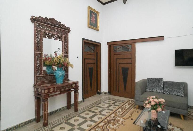 پانسیون Urbanview Hotel Griya Surya Malang By Reddoorz