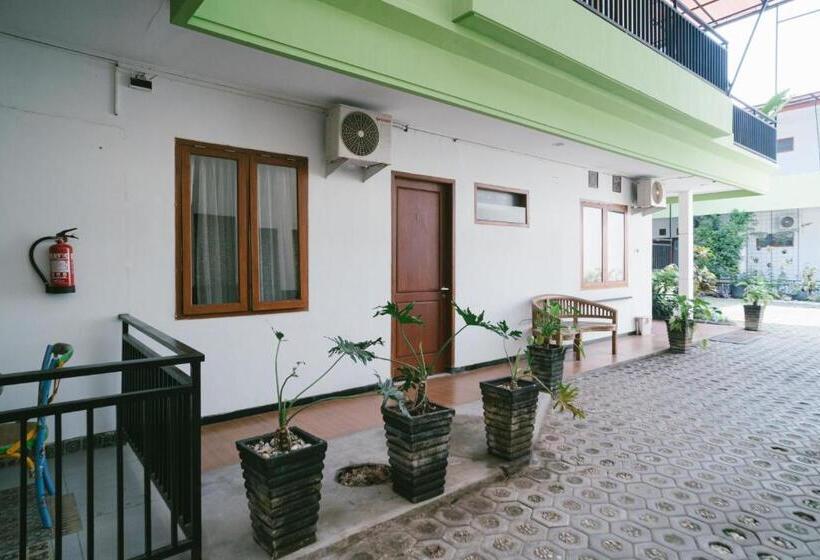 پانسیون Urbanview Hotel Griya Surya Malang By Reddoorz