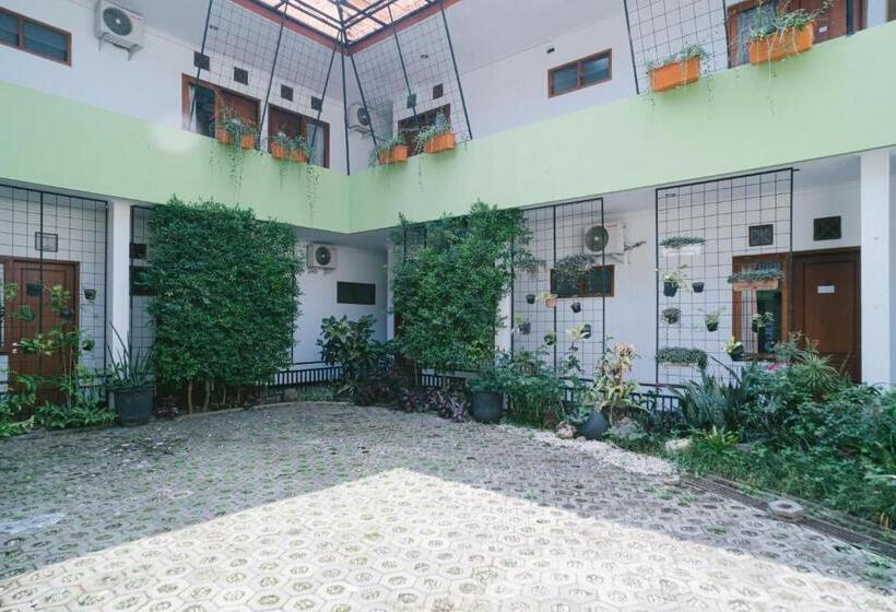 پانسیون Urbanview Hotel Griya Surya Malang By Reddoorz
