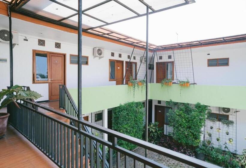 پانسیون Urbanview Hotel Griya Surya Malang By Reddoorz