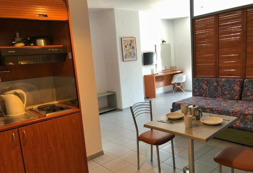 هتل Caravel Apartment
