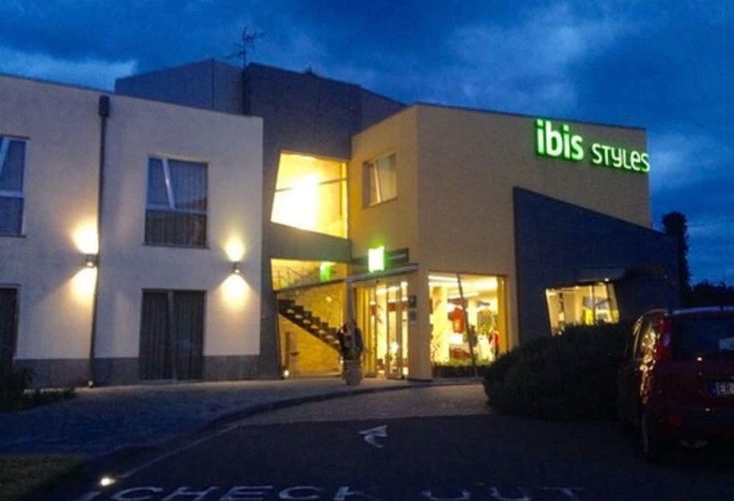 هتل Ibis Styles Catania Acireale