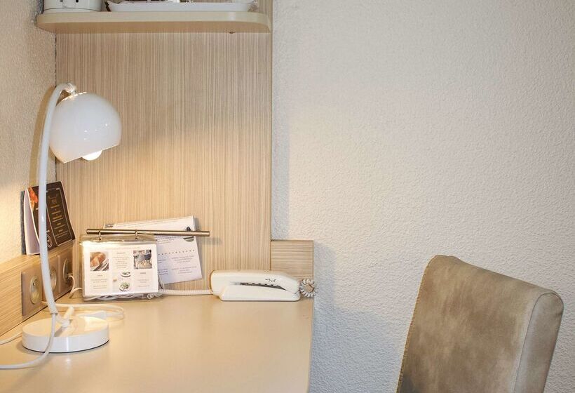 هتل Kyriad Lyon Est Bron Eurexpo Le Cottage