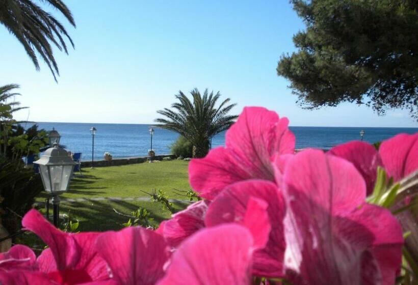 هتل Arathena Rocks