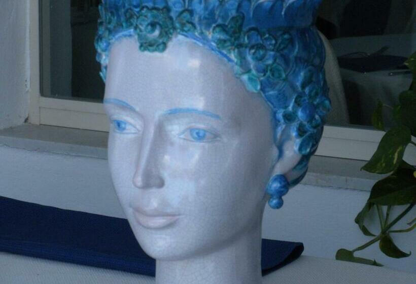 هتل Arathena Rocks