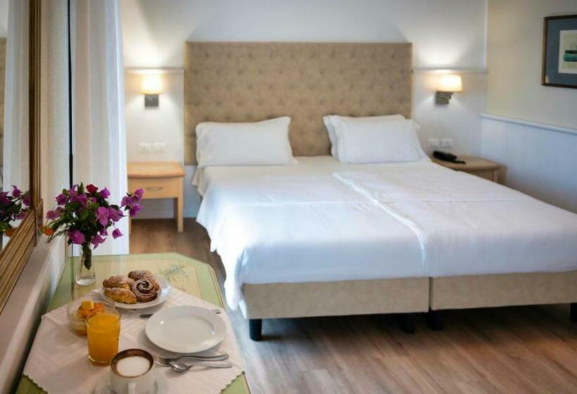 هتل Arathena Rocks