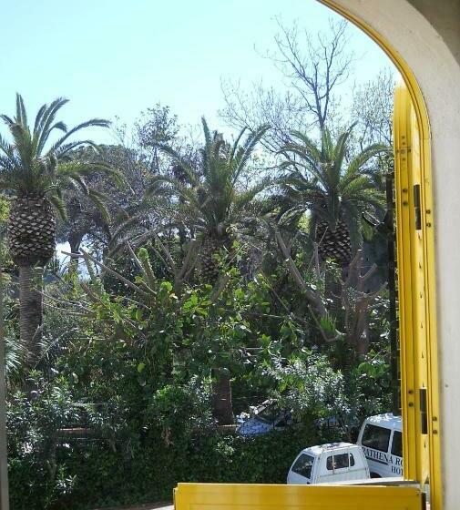 هتل Arathena Rocks