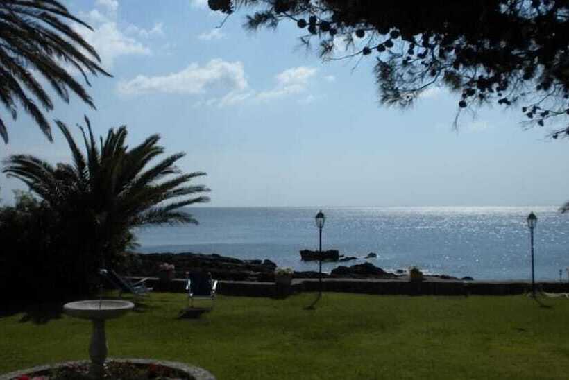 هتل Arathena Rocks