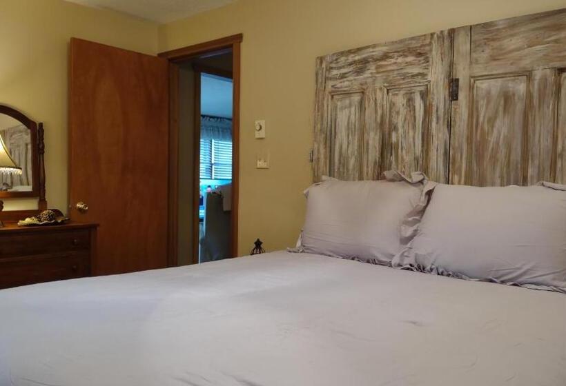 هتل Cozy Creek Cottages