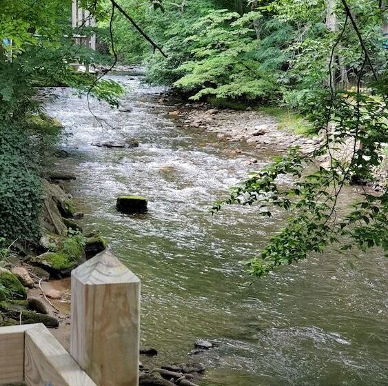 هتل Cozy Creek Cottages