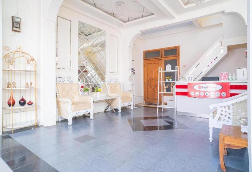 ホテル Reddoorz Syariah At Aura Homestay