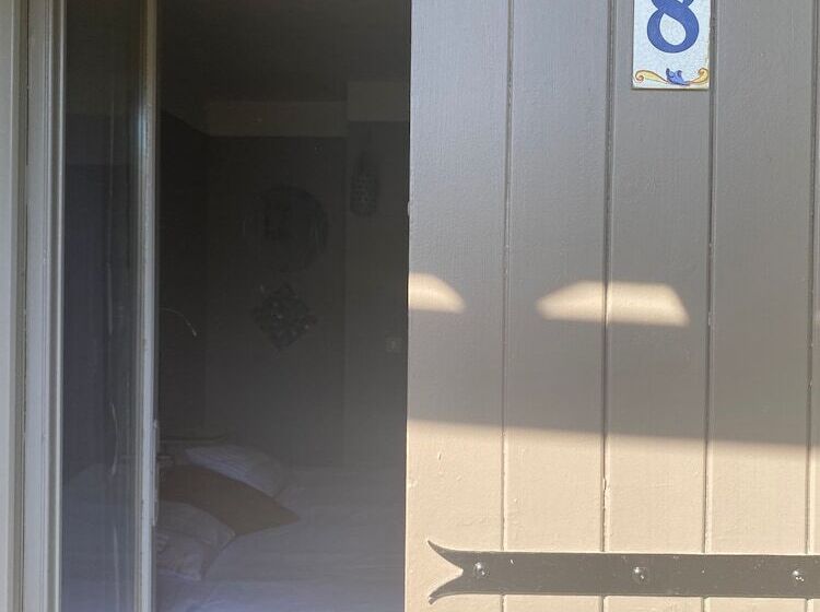 Отель Auberge Des Pins