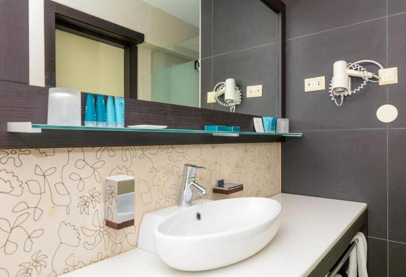 هتل Grand Novi Vinodolski Resort