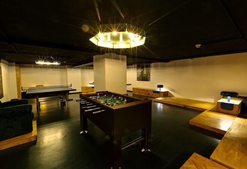 فندق Amstel House Hostel