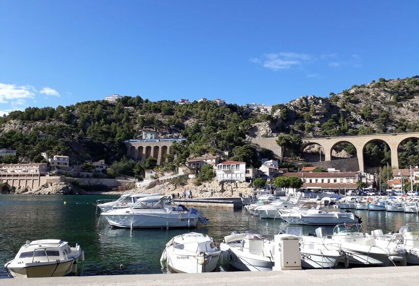 Отель Kyriad Aix Les Milles  Plan De Campagne