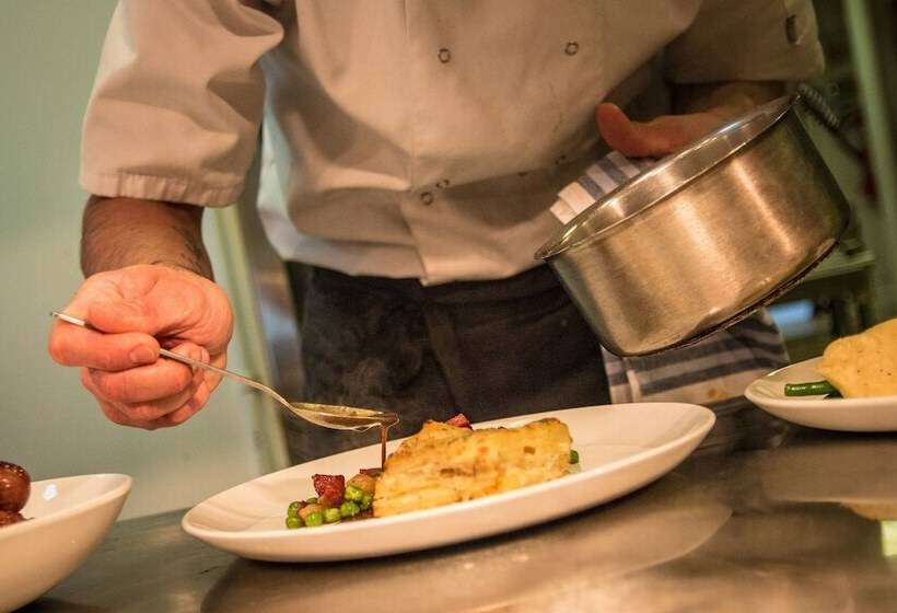 هتل The Saracens Head