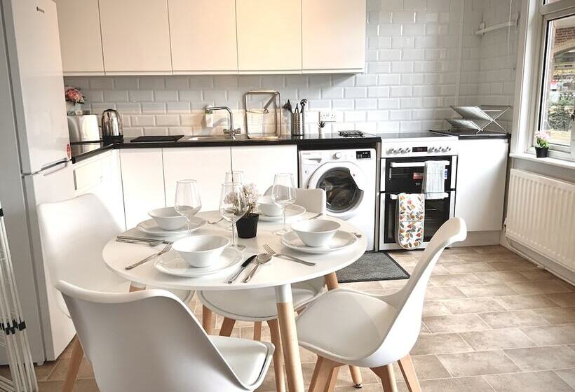 Bookeduk   Large Cosy Cottage