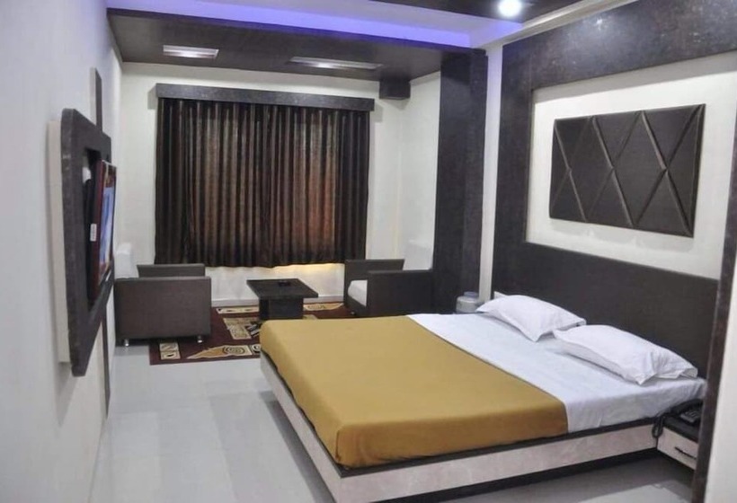 Отель The New Holiday Inn