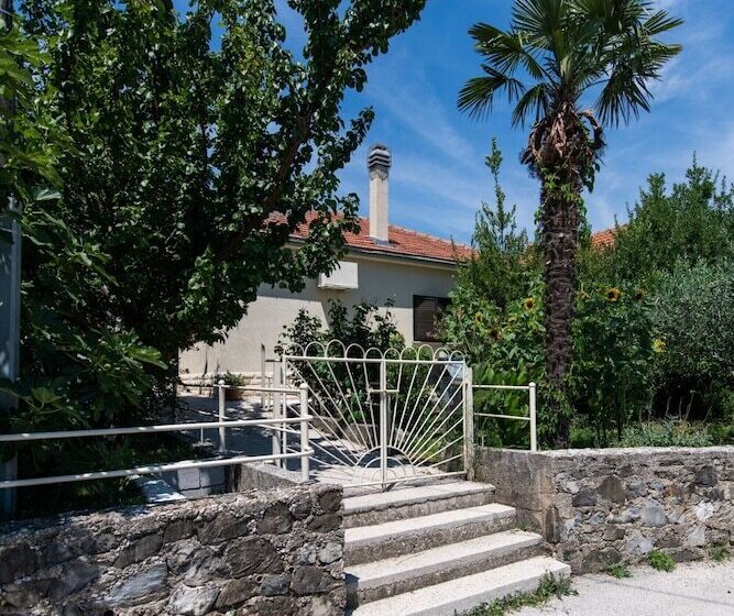 إقامة Sunflower House With A Pool And Large Garden