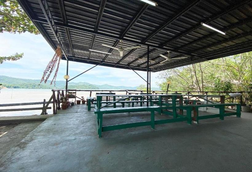 בית מלון כפרי Oyo 90319 Ambong Bay Resthouse Homes