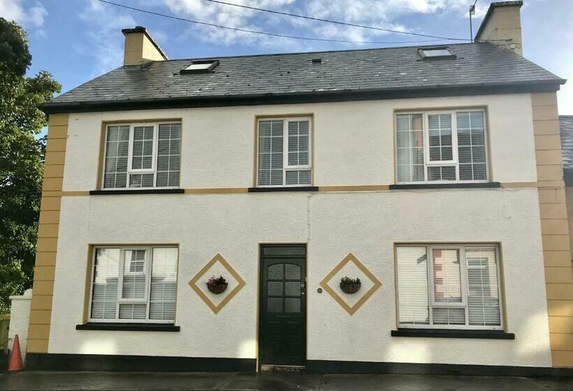 مبيت وإفطار The Strand Guest House