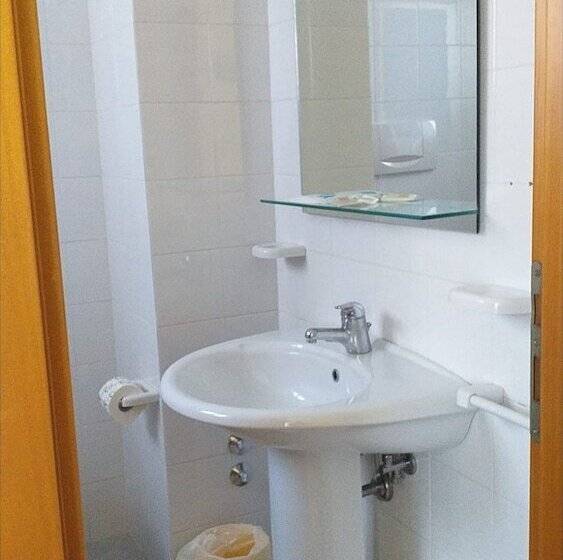 بنسيون Room In Bb   Quadruple Room In Pineto   Relaxing Holiday