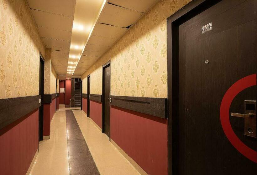 בית מלון כפרי Oyo 81323 Collection O Pooram