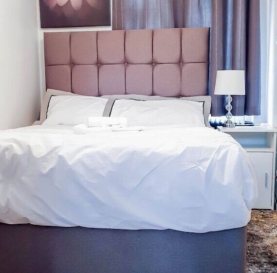 پانسیون Room In Guest Room   Newly Built Private Ensuite In Dudley Westmidlands