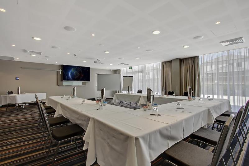 Отель Quality Suites Pioneer Sands