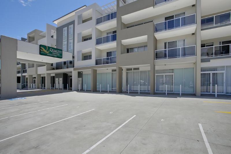 Отель Quality Suites Pioneer Sands