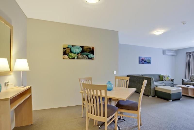 Отель Quality Suites Pioneer Sands
