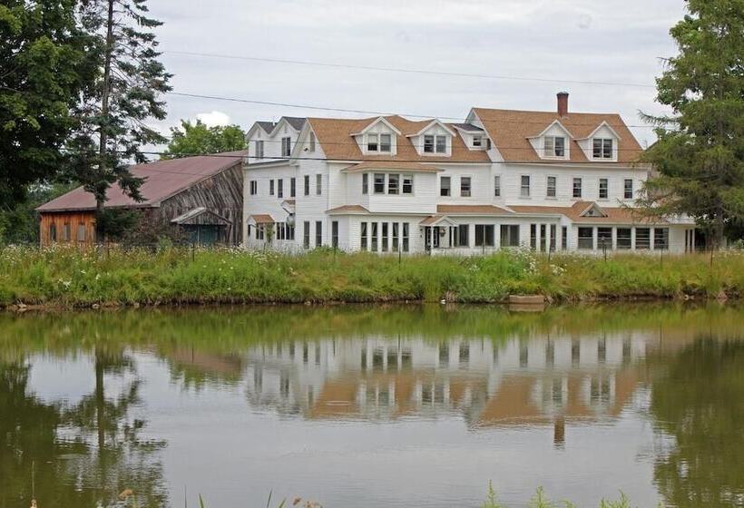 فندق Lake Shore Farm Inn