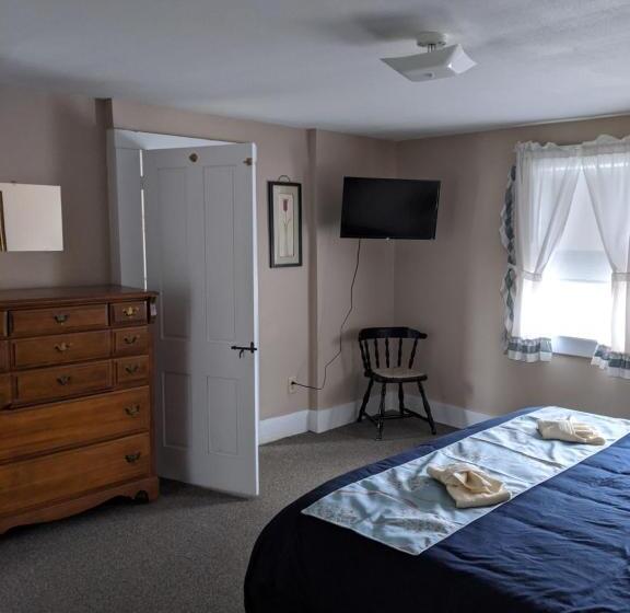 فندق Lake Shore Farm Inn