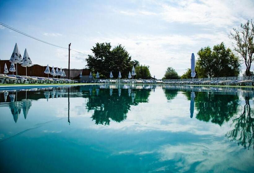 فندق Camelot Resort