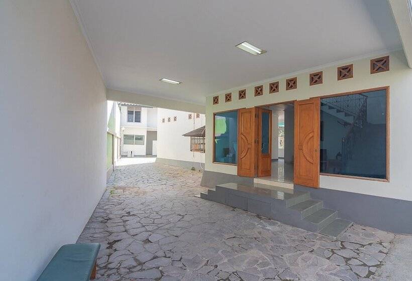 פנסיון Reddoorz @ Pemuda Street Cirebon