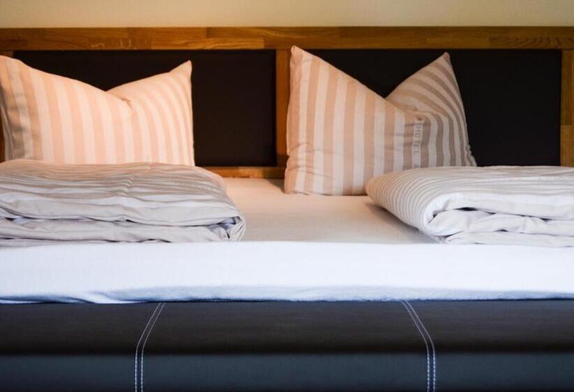 בית מלון כפרי Askania 1927