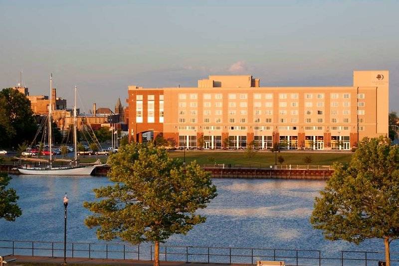 فندق Doubletree By Hilton Bay City Riverfront