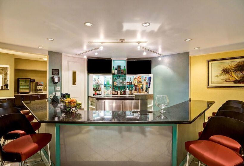 فندق Embassy Suites By Hilton Fort Myers Estero