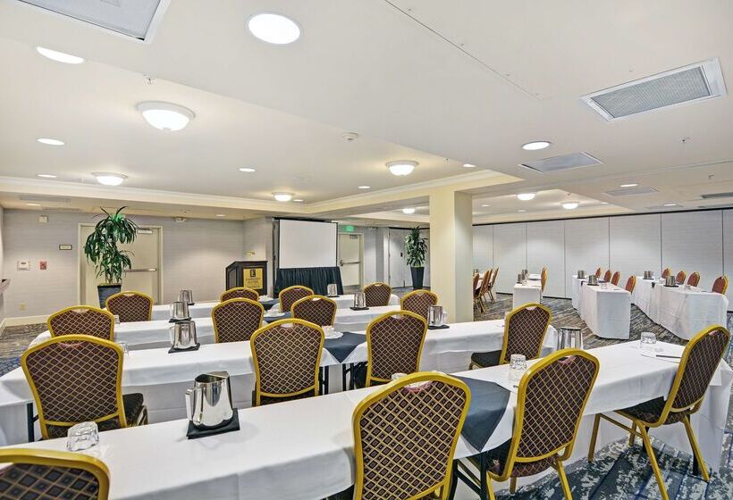 فندق Embassy Suites By Hilton Valencia