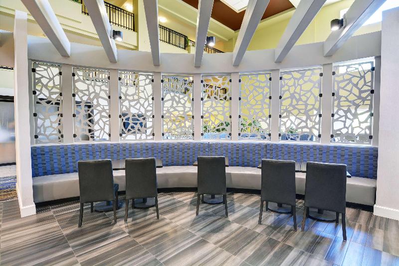 فندق Embassy Suites By Hilton Valencia