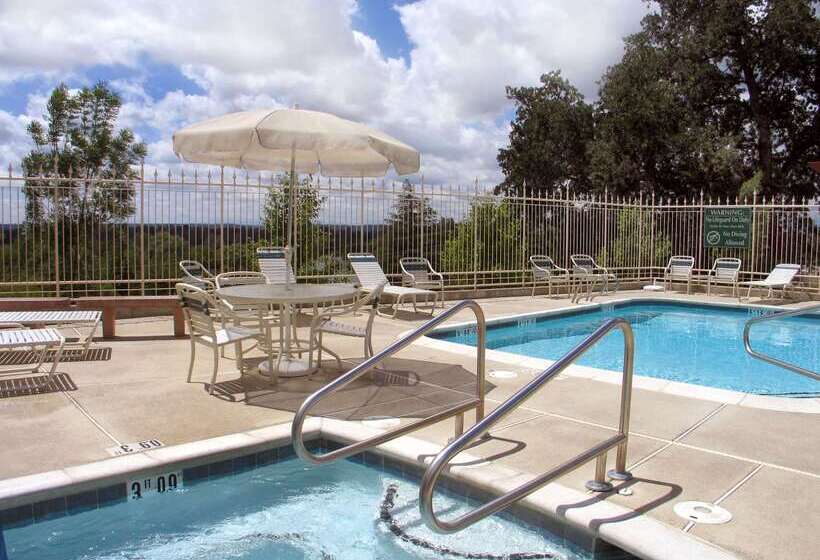 فندق Hilton Garden Inn Redding